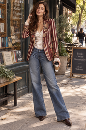 Blazer ajusté rouge à fleurs et rayures | Photo lifestyle | Lounelle Paris