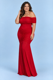 Robe longue rouge froncée à épaules dénudées | Porté sur une silhouette plus ronde | Lounelle Paris