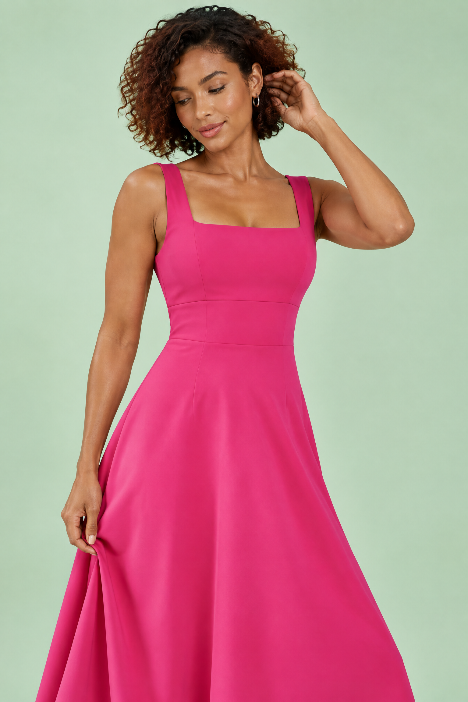 Robe midi rose vif à fines bretelles et jupe évasée | Vue rapprochée | Lounelle Paris