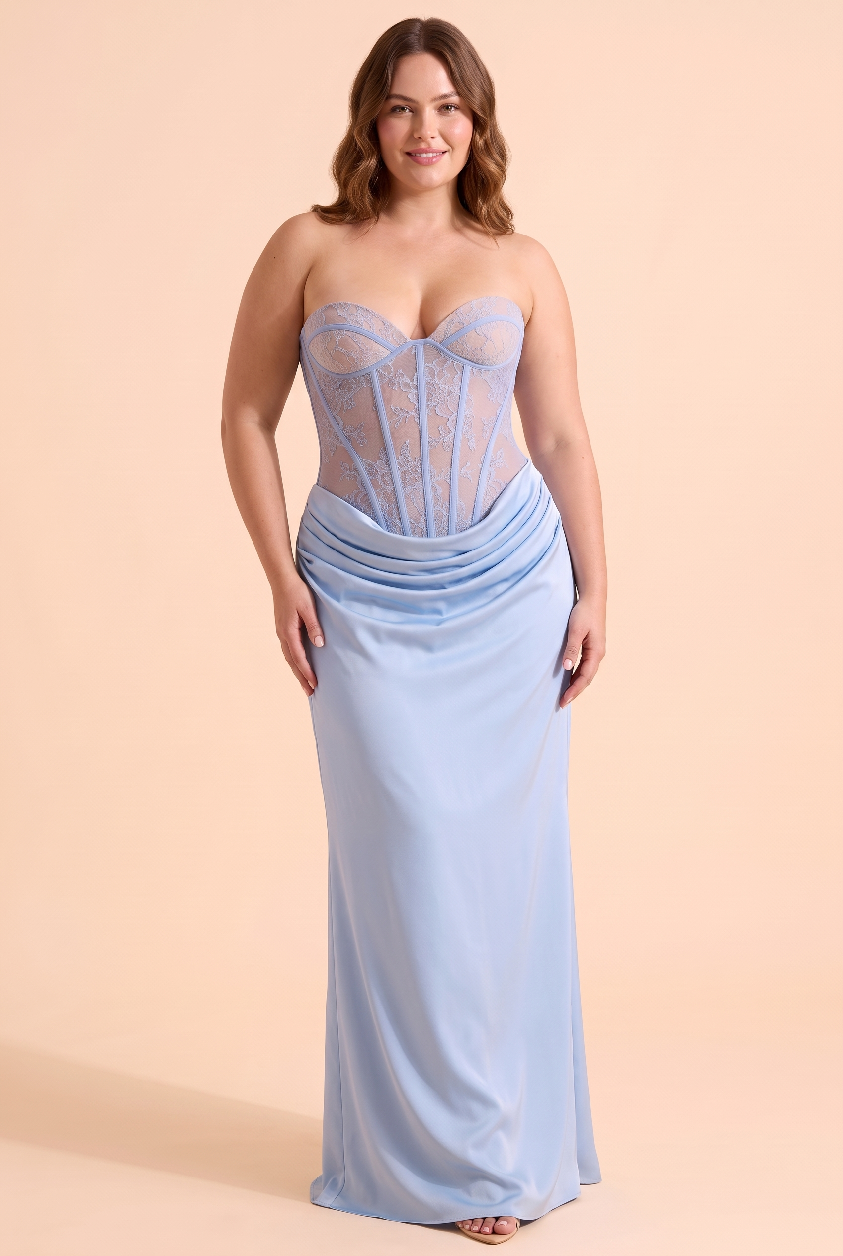 Robe longue bustier à corsage corset bleu clair | Porté sur une silhouette plus ronde | Lounelle Paris