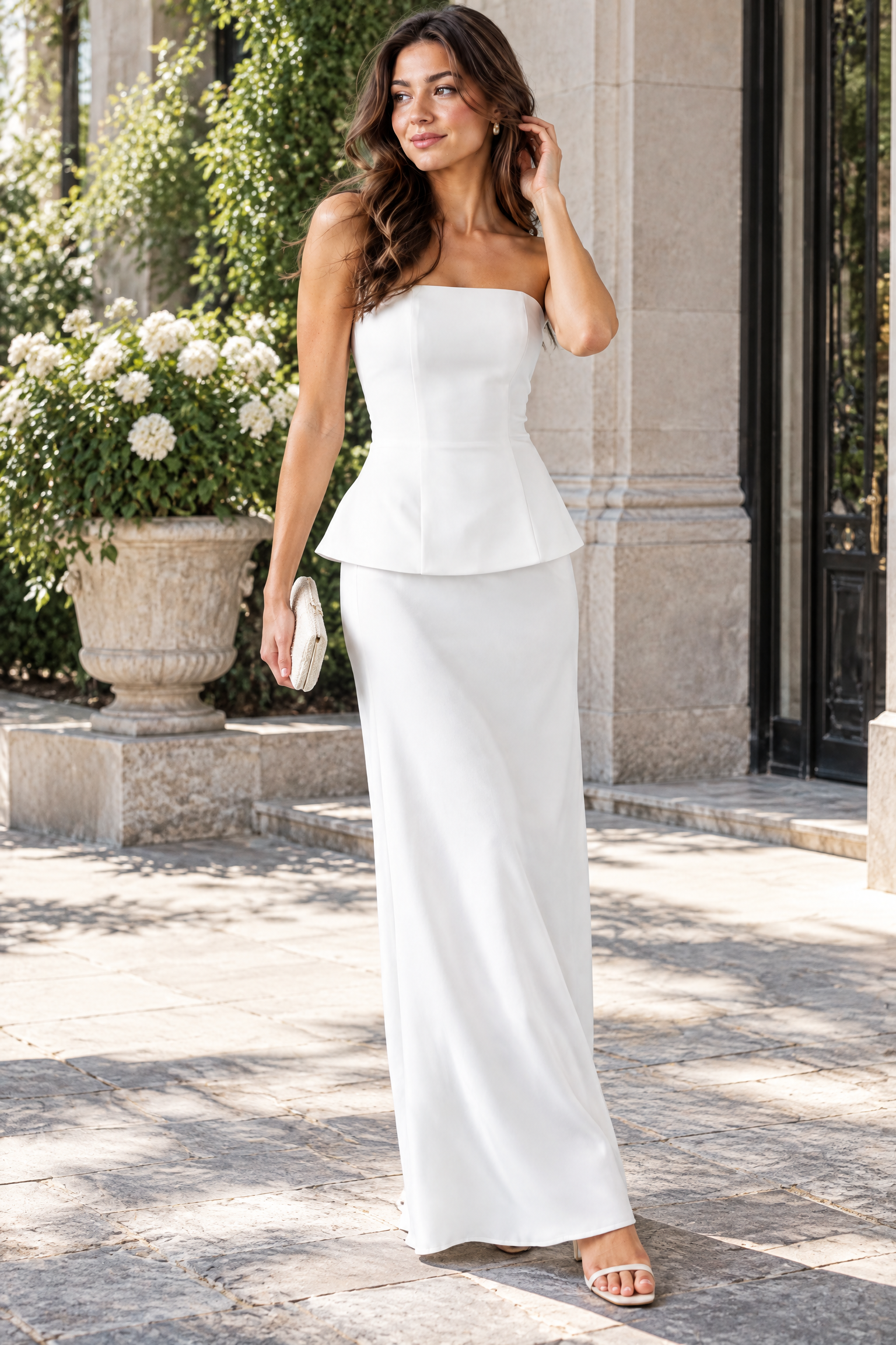 Ensemble jupe deux pièces blanc à dos nu | Photo lifestyle | Lounelle Paris