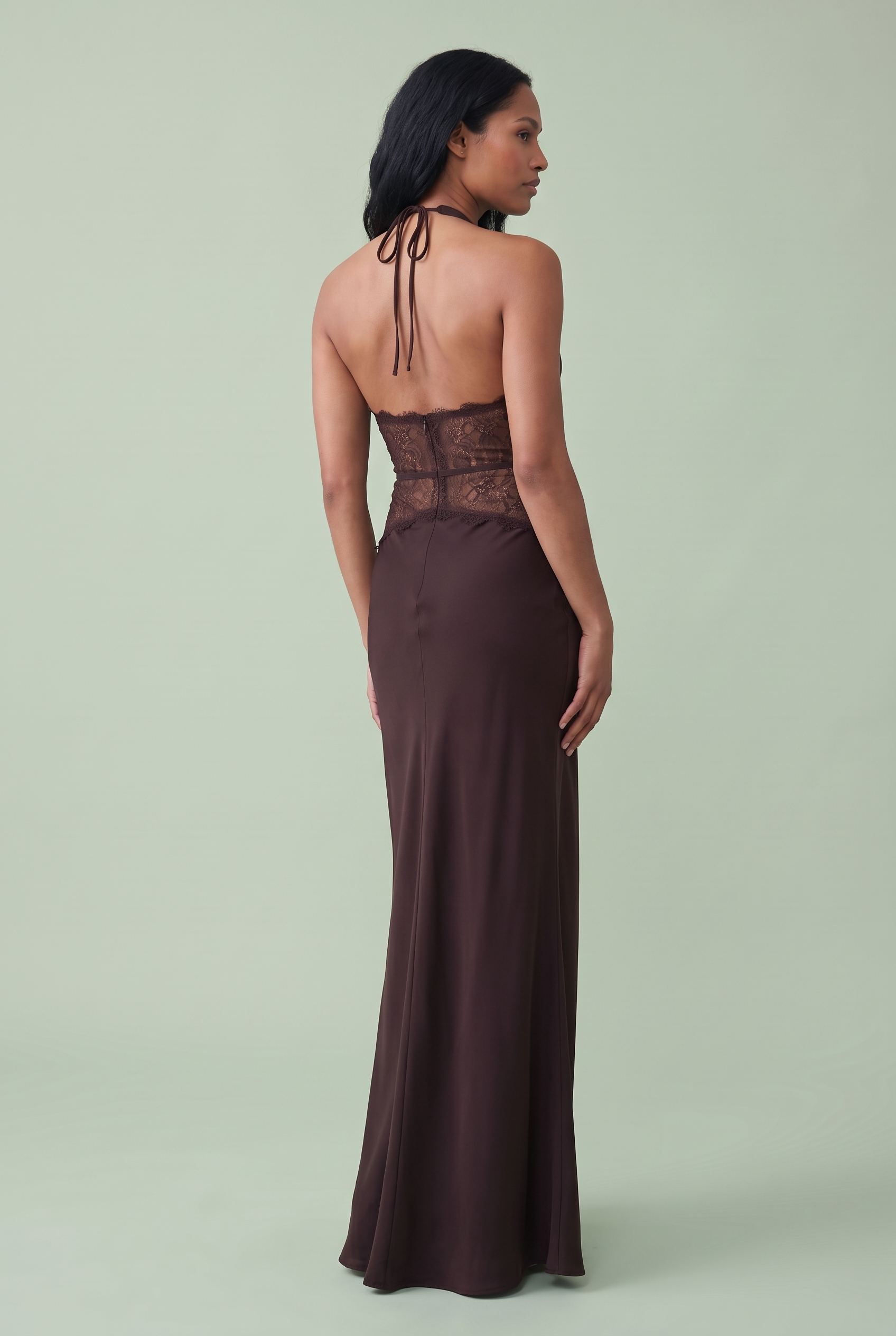 Robe longue marron foncé à encolure américaine et empiècement en dentelle | Vue de dos | Lounelle Paris