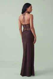 Robe longue marron foncé à encolure américaine et empiècement en dentelle | Vue de dos | Lounelle Paris