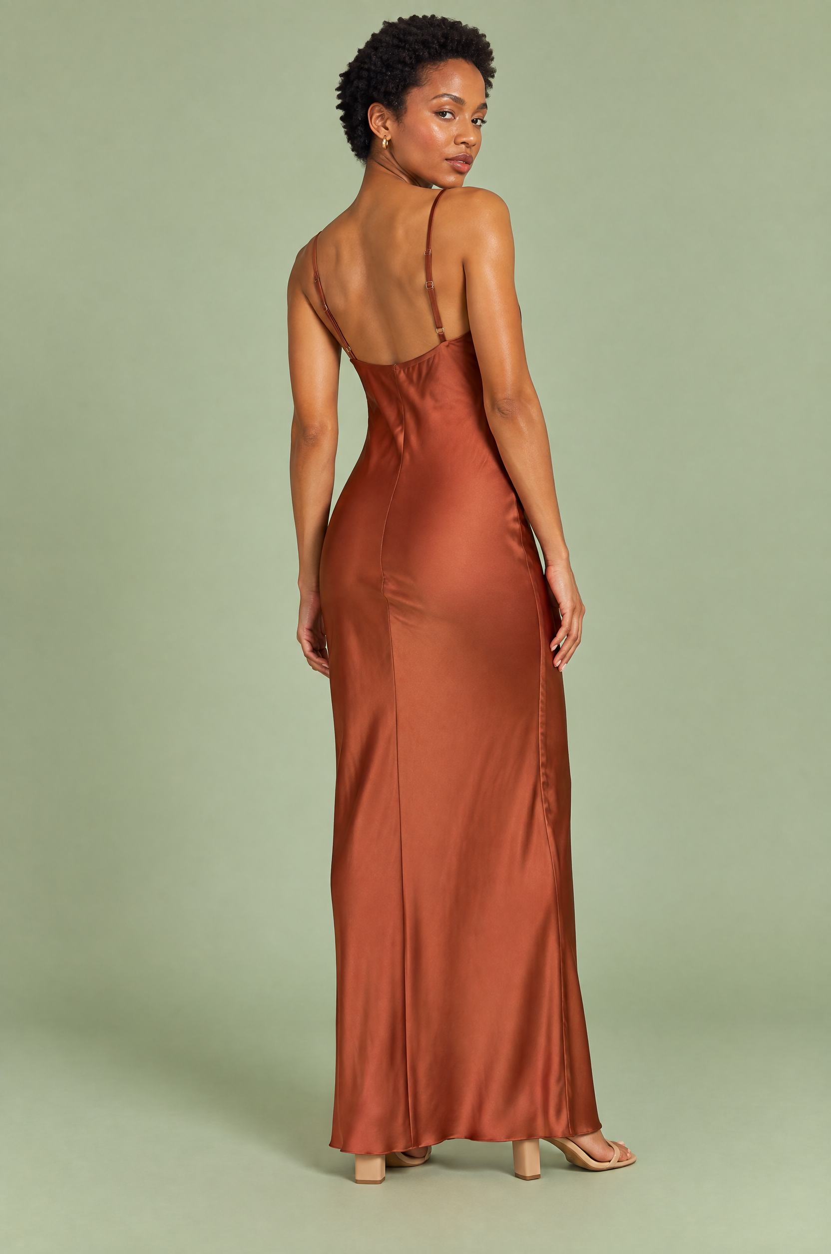 Robe longue satinée marron à col bénitier | Vue de dos | Lounelle Paris