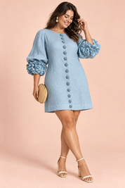 Robe droite bleu clair à manches bouffantes et poignets à volants | Porté sur une autre silhouette | Lounelle Paris