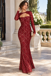 Robe longue rouge en dentelle à décolleté cœur | Photo lifestyle | Lounelle Paris