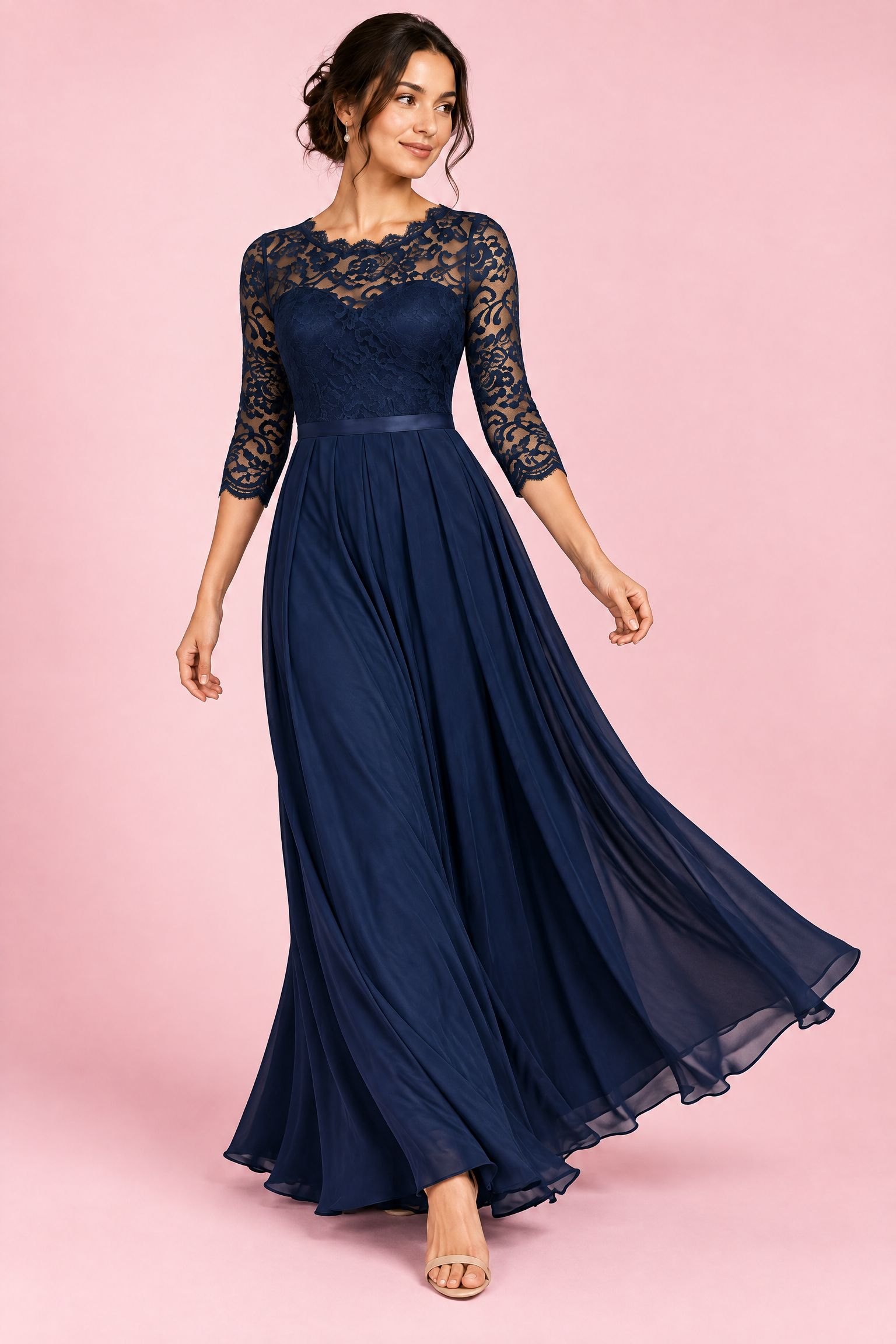 Robe longue bleu marine à empiècement en dentelle | Vue en mouvement | Lounelle Paris