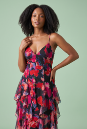 Robe longue noire asymétrique à manches cape et imprimé lys | Vue rapprochée | Lounelle Paris