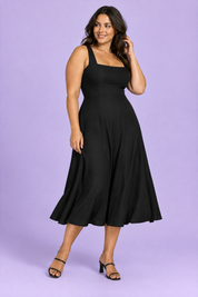 Robe midi noire à fines bretelles et jupe ample | Porté sur une autre silhouette | Lounelle Paris