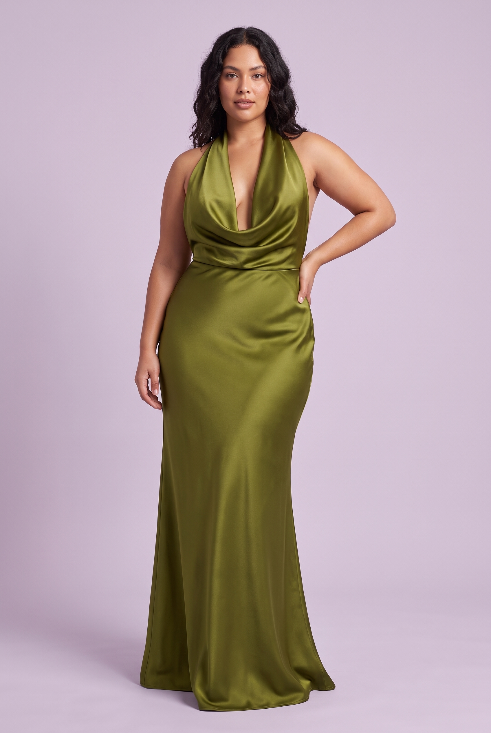 Robe longue sirène vert olive dos nu à col bénitier | Porté sur une silhouette plus ronde | Lounelle Paris