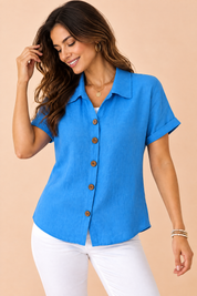 Chemise bleue à manches courtes et col classique | Vue rapprochée | Lounelle Paris