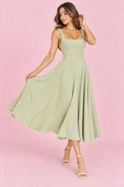 Robe midi verte à fines bretelles et ourlet ample | Vue en mouvement | Lounelle Paris