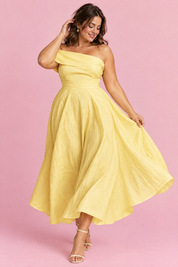 Robe asymétrique jaune à épaules dénudées | Porté sur une silhouette plus ronde | Lounelle Paris