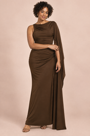 Robe longue marron à col montant, détails drapés et manches cape | Porté sur une silhouette plus ronde | Lounelle Paris
