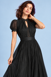 Robe longue noire à volants | Vue rapprochée | Lounelle Paris