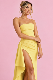 Robe longue jaune clair froncée à fente asymétrique | Vue rapprochée | Lounelle Paris
