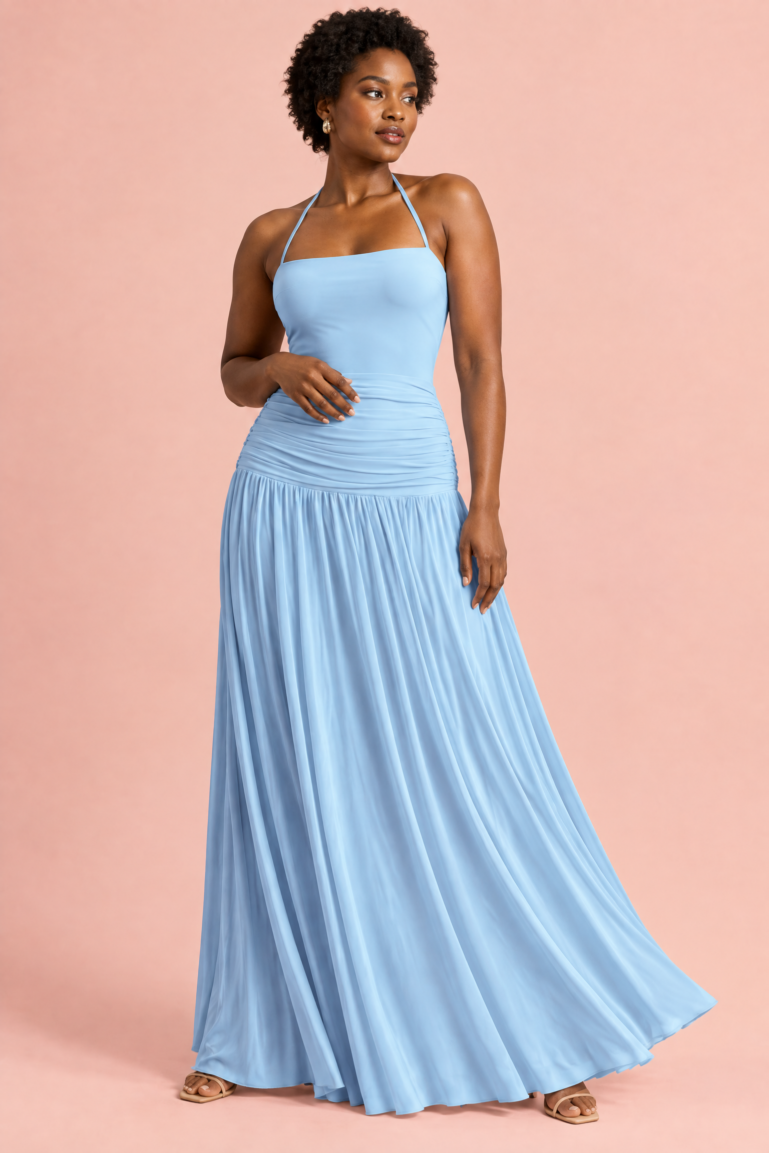 Robe longue bleu clair à encolure carrée et fronces | Porté sur une autre silhouette | Lounelle Paris