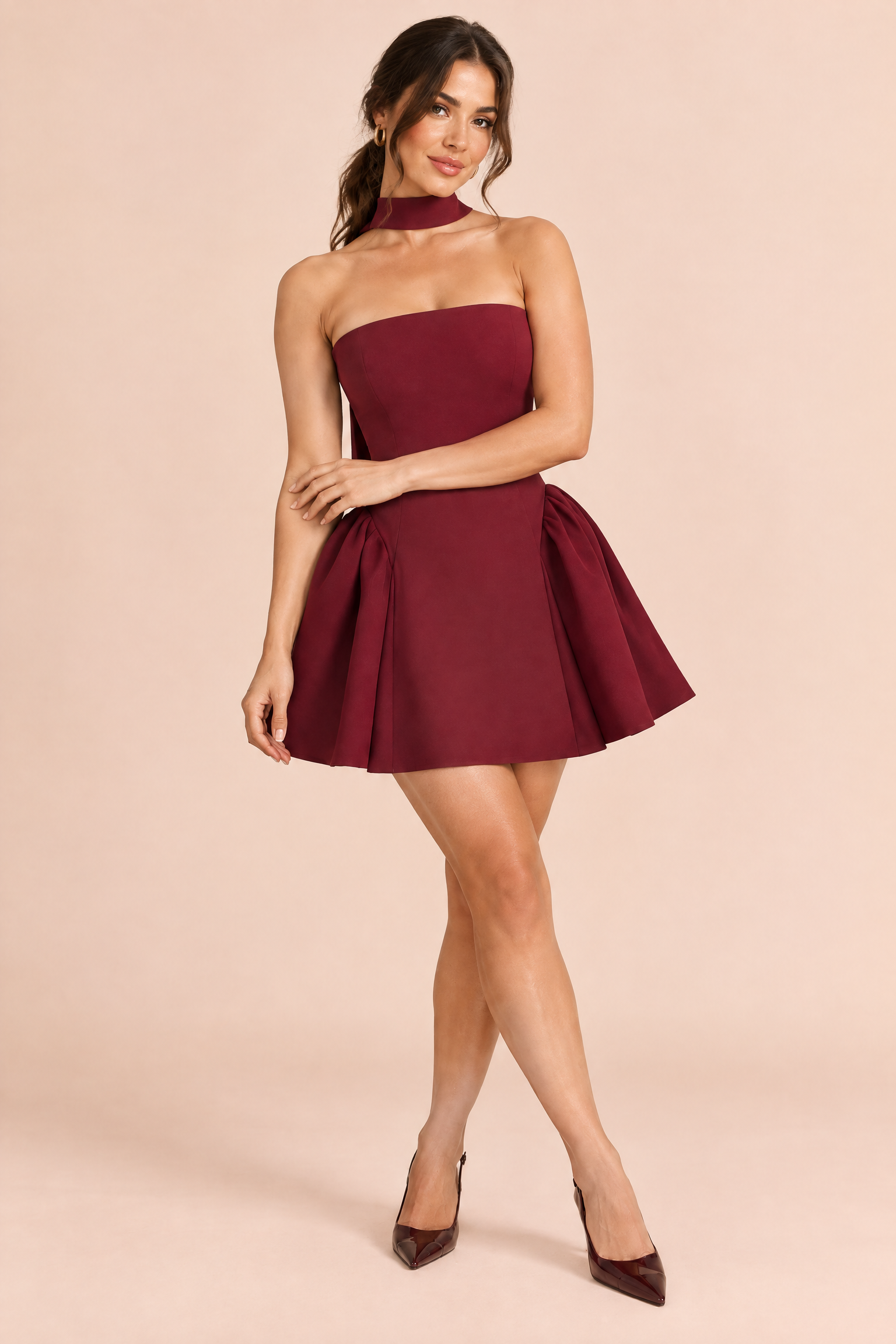 Robe courte bordeaux évasée à dos nu | Porté sur une autre silhouette | Lounelle Paris