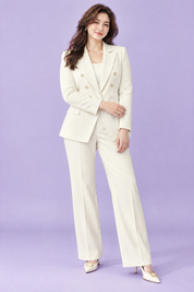 Tailleur-pantalon croisé blanc cassé | Porté sur une silhouette plus ronde | Lounelle Paris