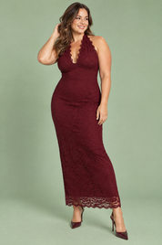 Robe longue en dentelle bordeaux à encolure asymétrique et détail au col | Porté sur une silhouette plus ronde | Lounelle Paris
