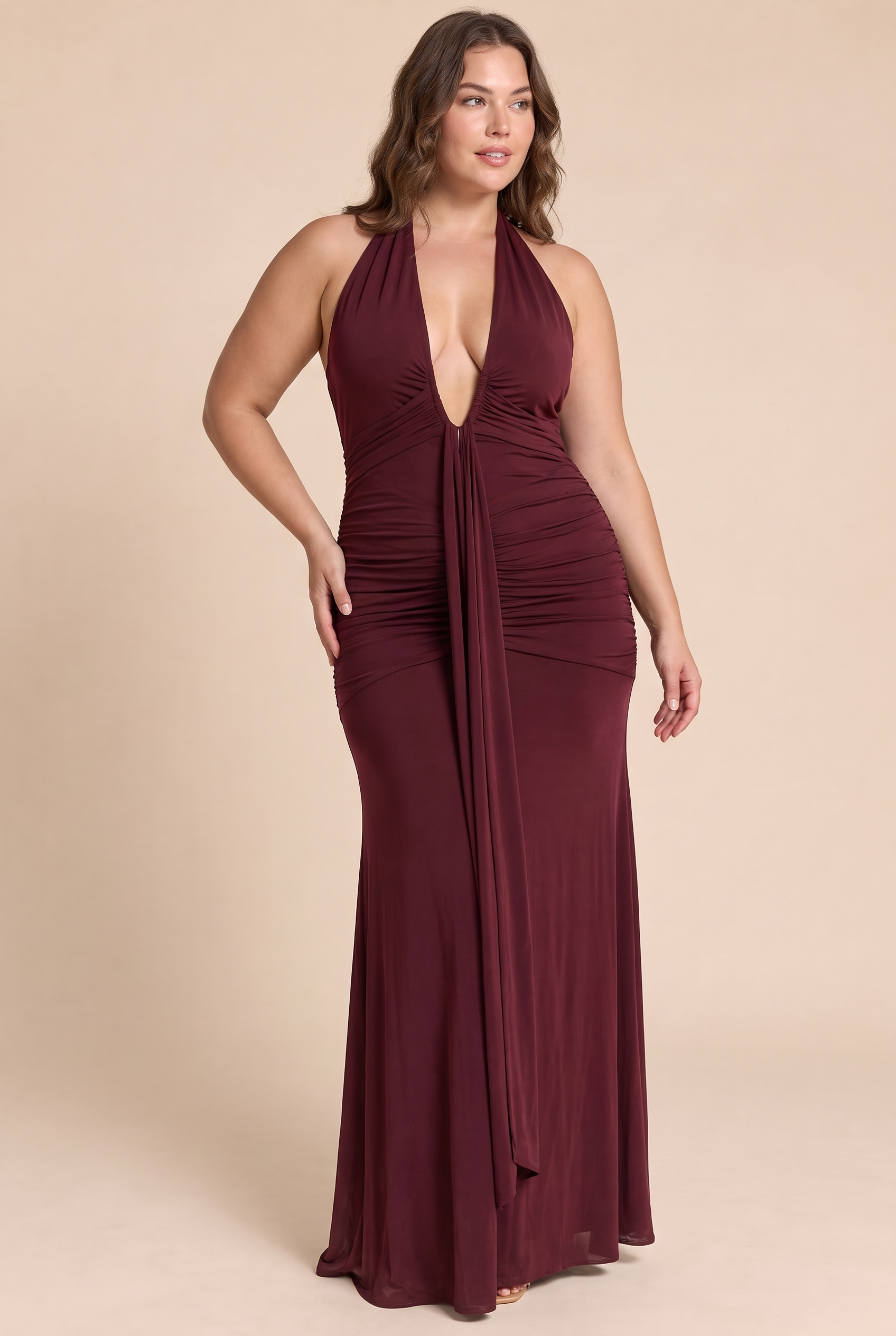 Robe longue bordeaux froncée à col dos nu | Porté sur une silhouette plus ronde | Lounelle Paris