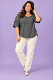 T-shirt gris anthracite à manches trois-quarts, coupe décontractée | Porté sur une silhouette plus ronde | Lounelle Paris