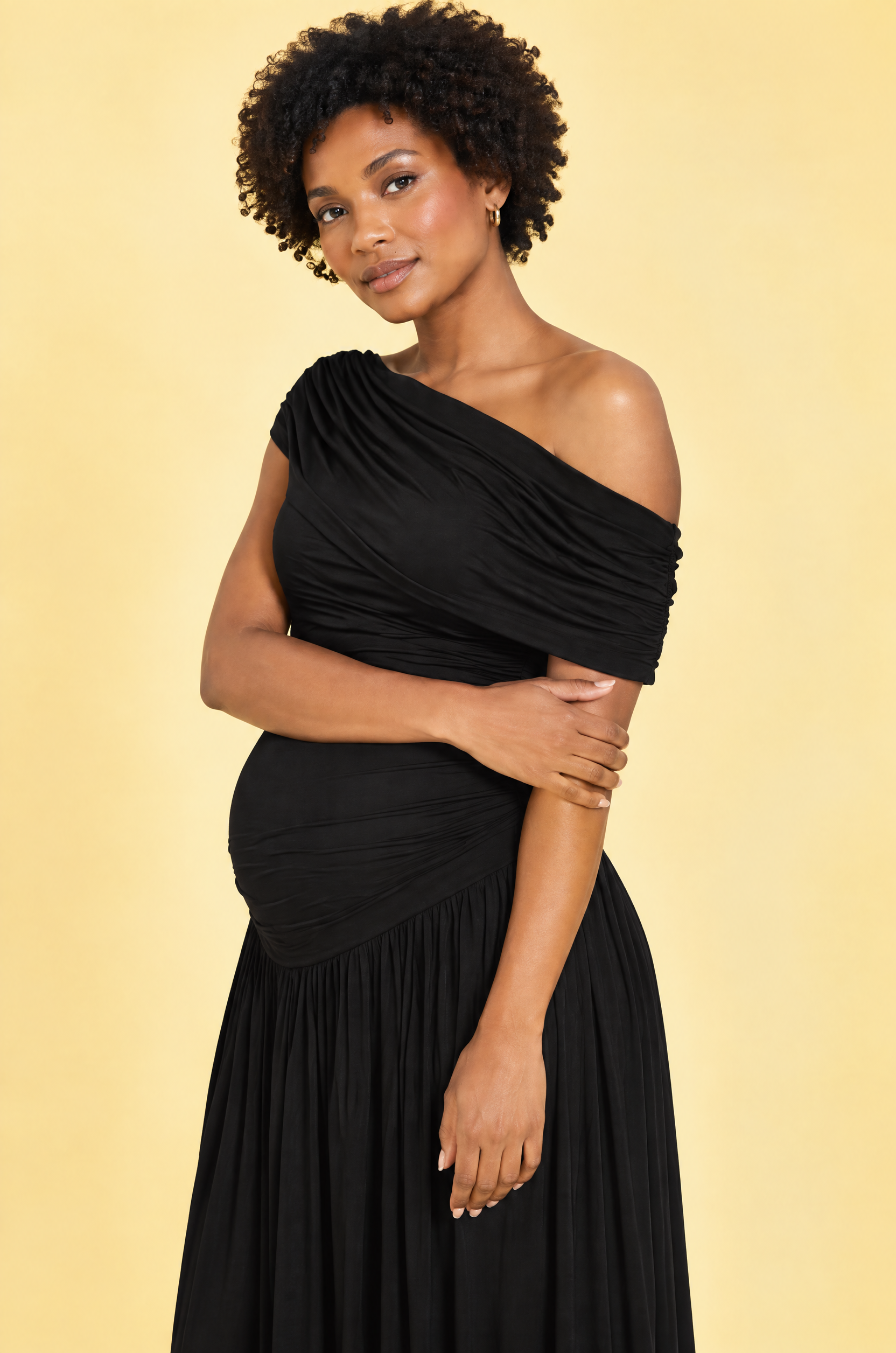 Robe longue de grossesse noire à encolure asymétrique et taille basse | Vue rapprochée | Lounelle Paris
