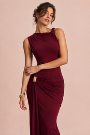 Robe longue rouge foncé à col montant, drapée, avec manches torsadées | Vue rapprochée | Lounelle Paris
