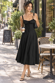 Robe midi noire à coupe trapèze et encolure carrée | Photo lifestyle | Lounelle Paris
