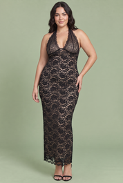 Robe longue en dentelle noire à encolure asymétrique et détail au col | Porté sur une silhouette plus ronde | Lounelle Paris