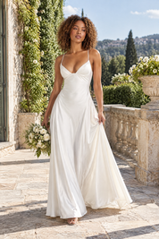 Robe longue satinée blanche à col V | Photo lifestyle | Lounelle Paris