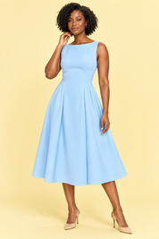 Robe bleu clair à encolure bateau et coupe trapèze | Vue de face | Lounelle Paris