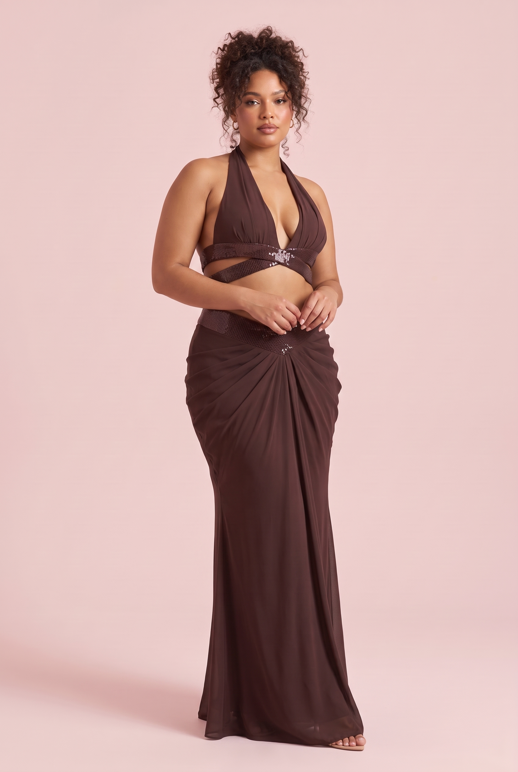 Ensemble marron à dos nu avec jupe longue drapée | Porté sur une silhouette plus ronde | Lounelle Paris