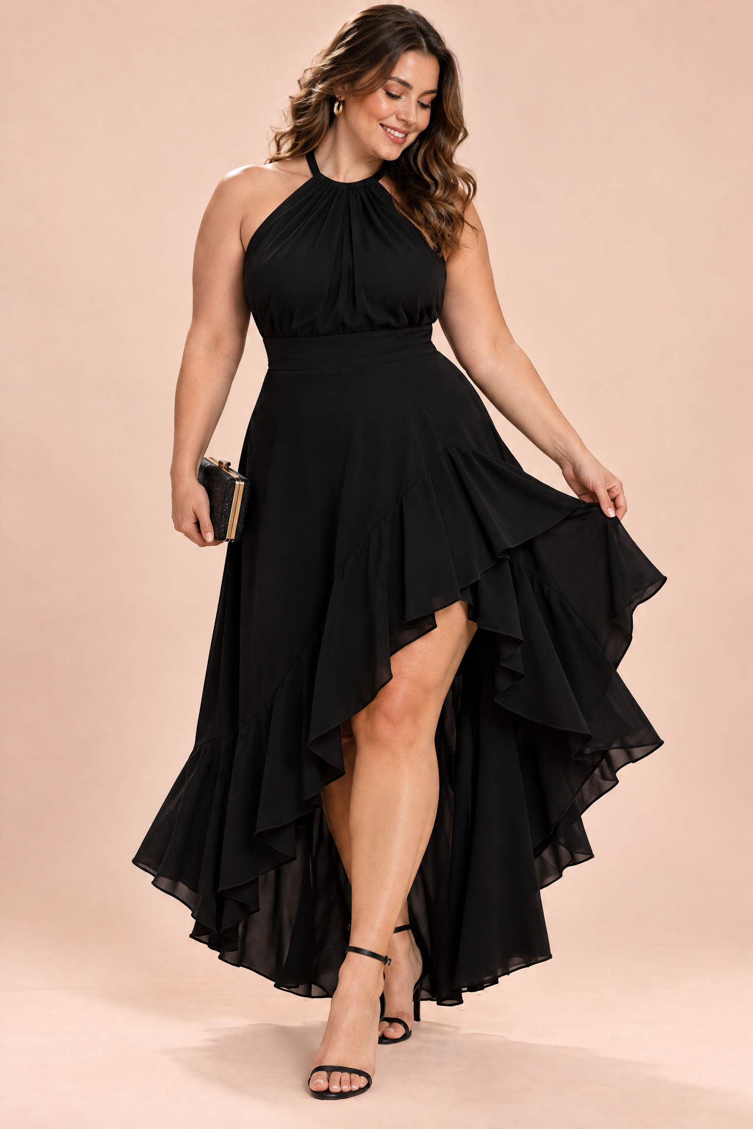 Robe noire à volants asymétriques et encolure dos nu | Porté sur une silhouette plus ronde | Lounelle Paris
