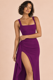 Robe longue violette à encolure carrée, dos plongeant et fente latérale sur la cuisse | Vue rapprochée | Lounelle Paris