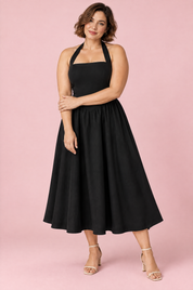 Robe midi patineuse noire à encolure américaine | Porté sur une silhouette plus ronde | Lounelle Paris