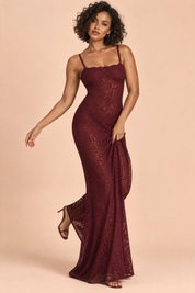 Robe midi moulante en dentelle bordeaux | Vue en mouvement | Lounelle Paris