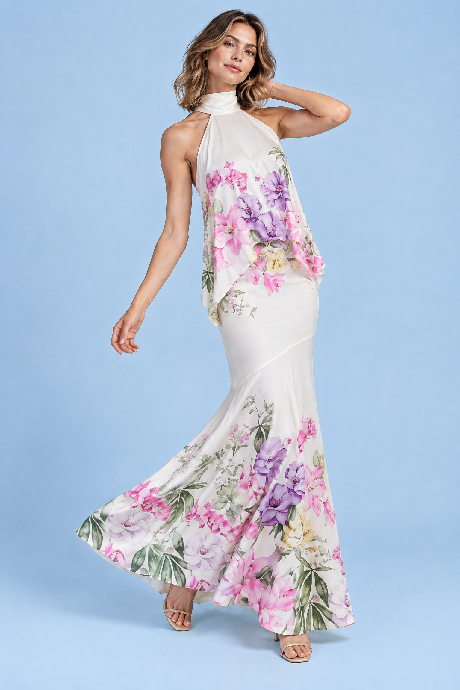 Jupe longue asymétrique blanche à imprimé floral en satin mat | Vue en mouvement | Lounelle Paris