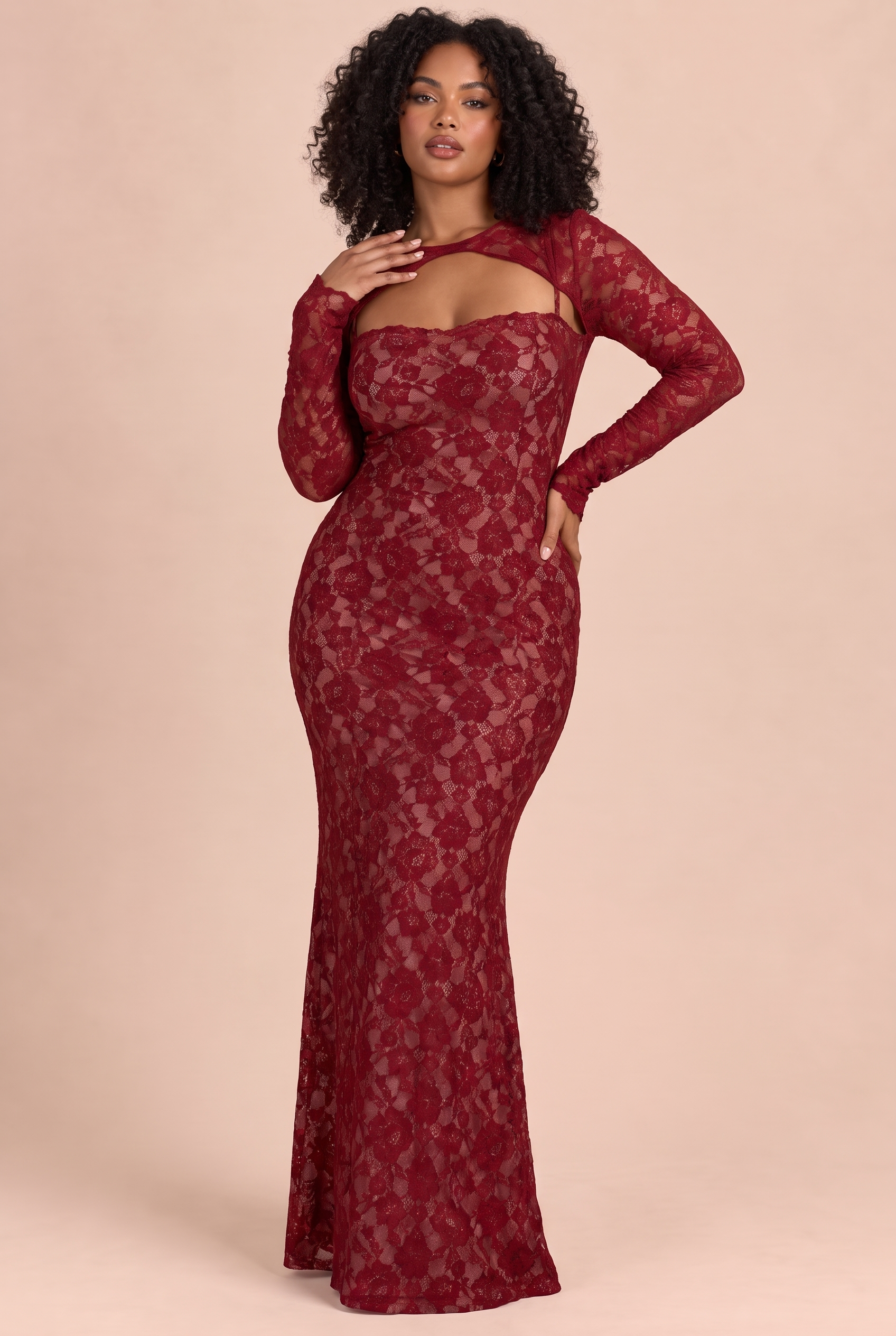 Robe longue rouge en dentelle à décolleté cœur | Porté sur une autre silhouette | Lounelle Paris