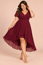 Robe bordeaux à manches volantées et ourlet asymétrique | Porté sur une silhouette plus ronde | Lounelle Paris