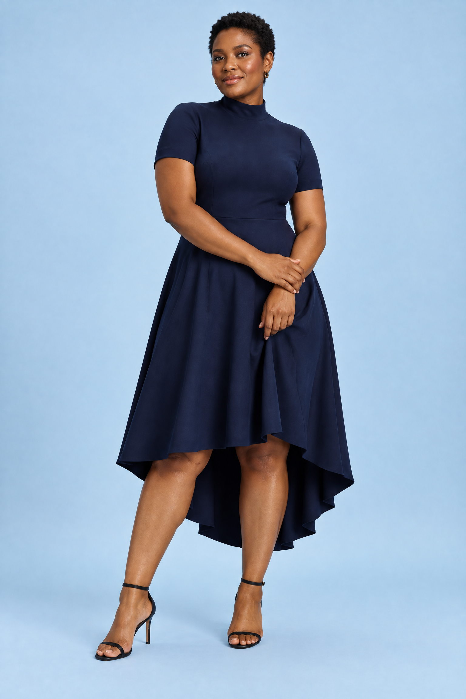Robe midi asymétrique à col montant bleu marine | Porté sur une silhouette plus ronde | Lounelle Paris