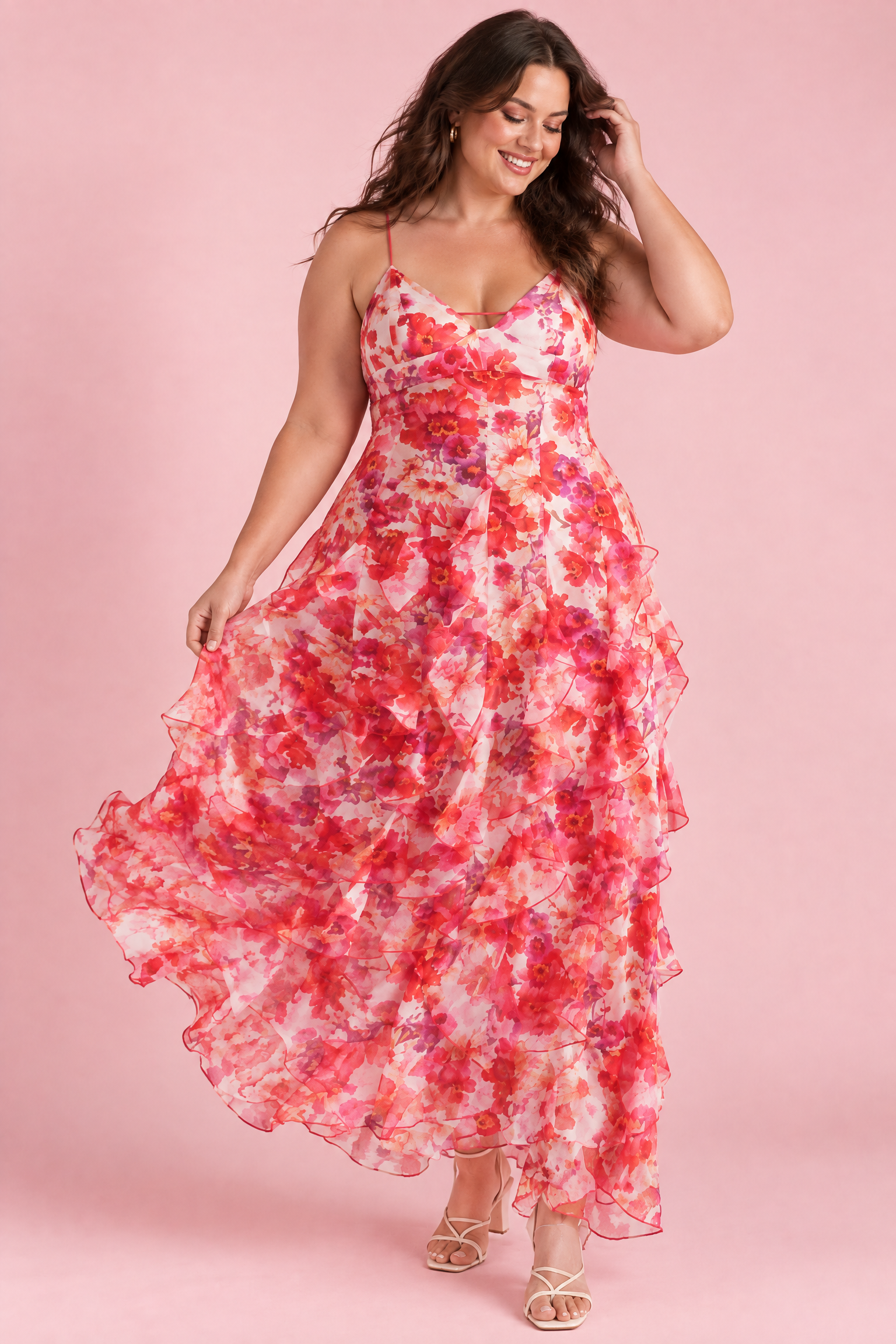 Robe longue rouge asymétrique à manches cape et imprimé lys | Porté sur une silhouette plus ronde | Lounelle Paris