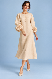 Robe midi beige coupe trapèze à manches bouffantes | Vue en mouvement | Lounelle Paris