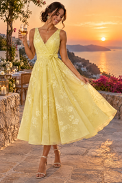Robe midi fleurie jaune à la coupe patineuse | Deuxième photo lifestyle | Lounelle Paris