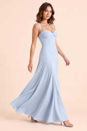 Robe longue bleu clair à fronces et décolleté cœur | Vue en mouvement | Lounelle Paris