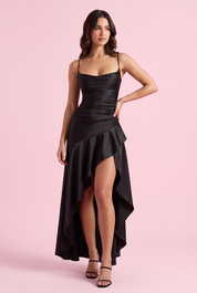 Robe longue noire satinée asymétrique à une épaule et dos ouvert | Vue de face | Lounelle Paris