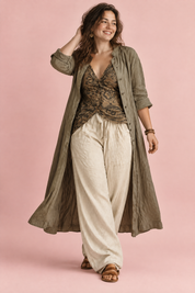 Ensemble olive rayé fluide | Porté sur une silhouette plus ronde | Lounelle Paris