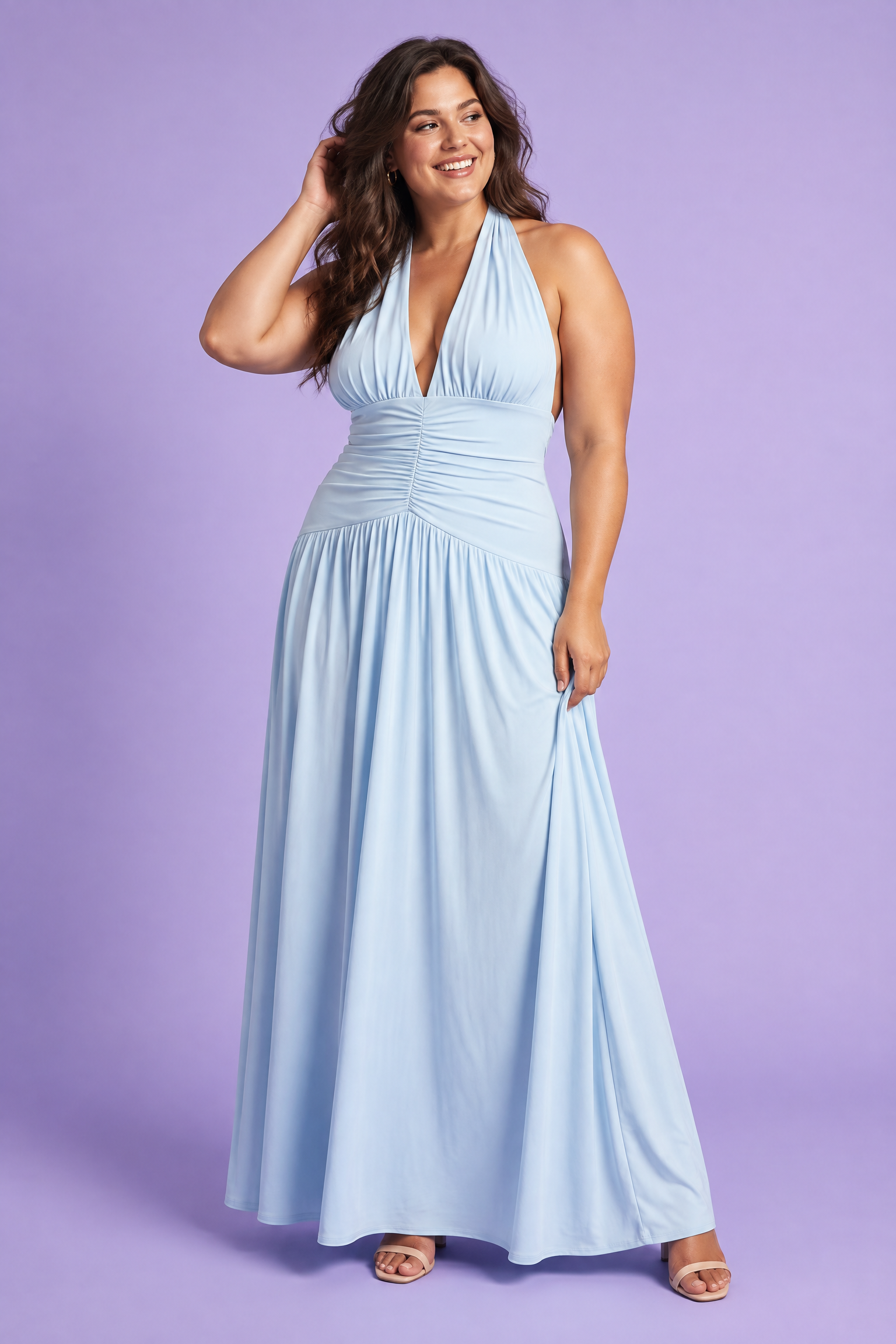 Robe longue bleu clair à décolleté plongeant et fronces | Porté sur une silhouette plus ronde | Lounelle Paris