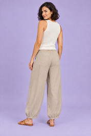 Pantalon beige court à jambes larges | Vue de dos | Lounelle Paris