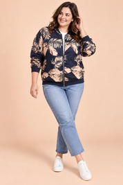 Veste bomber fleurie ajustée bleu mer | Porté sur une silhouette plus ronde | Lounelle Paris